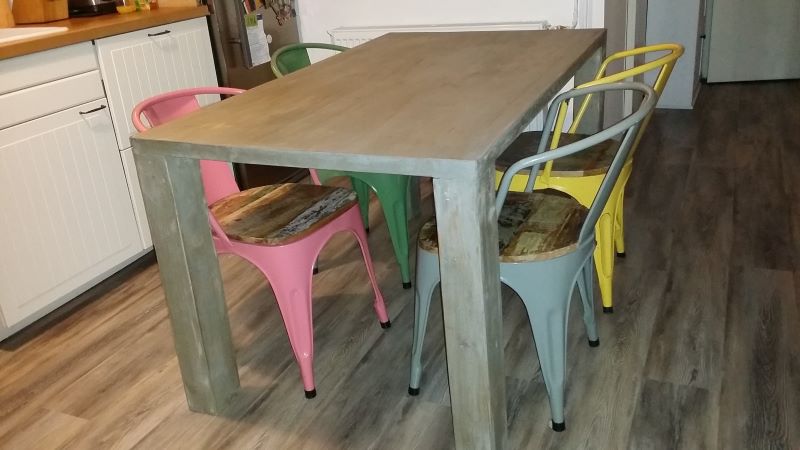 Kicsit színesen minimál ebédlő asztal Kicsit színesen minimál ebédlő asztal